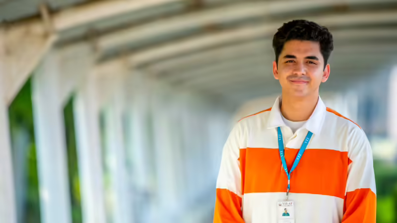 A descriptive text here h-full